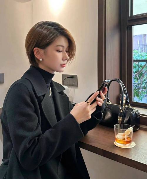 短发女孩冬季怎么搭配