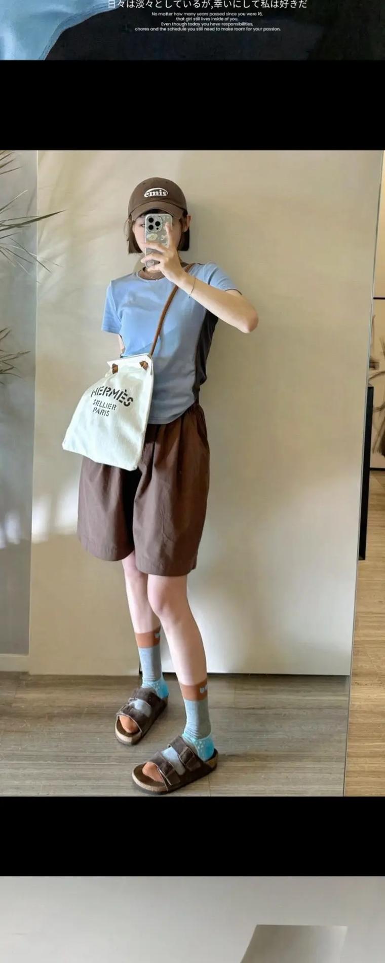 卡其色裤子配什么短袖