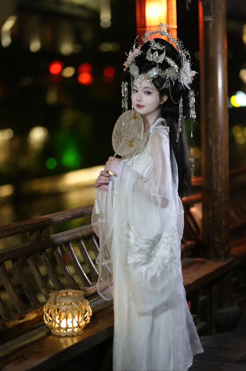 白色襦裙怎么搭配