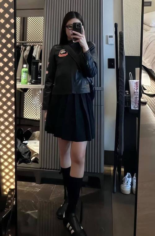 黑色短裙配什么袜子