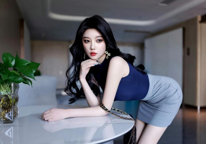 深蓝裙子配什么上衣