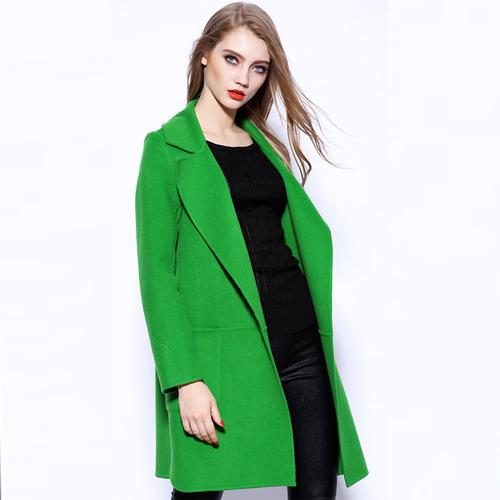 明星绿色羊羔绒外套怎么搭配