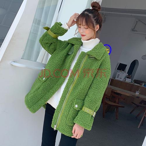 明星绿色羊羔绒外套怎么搭配