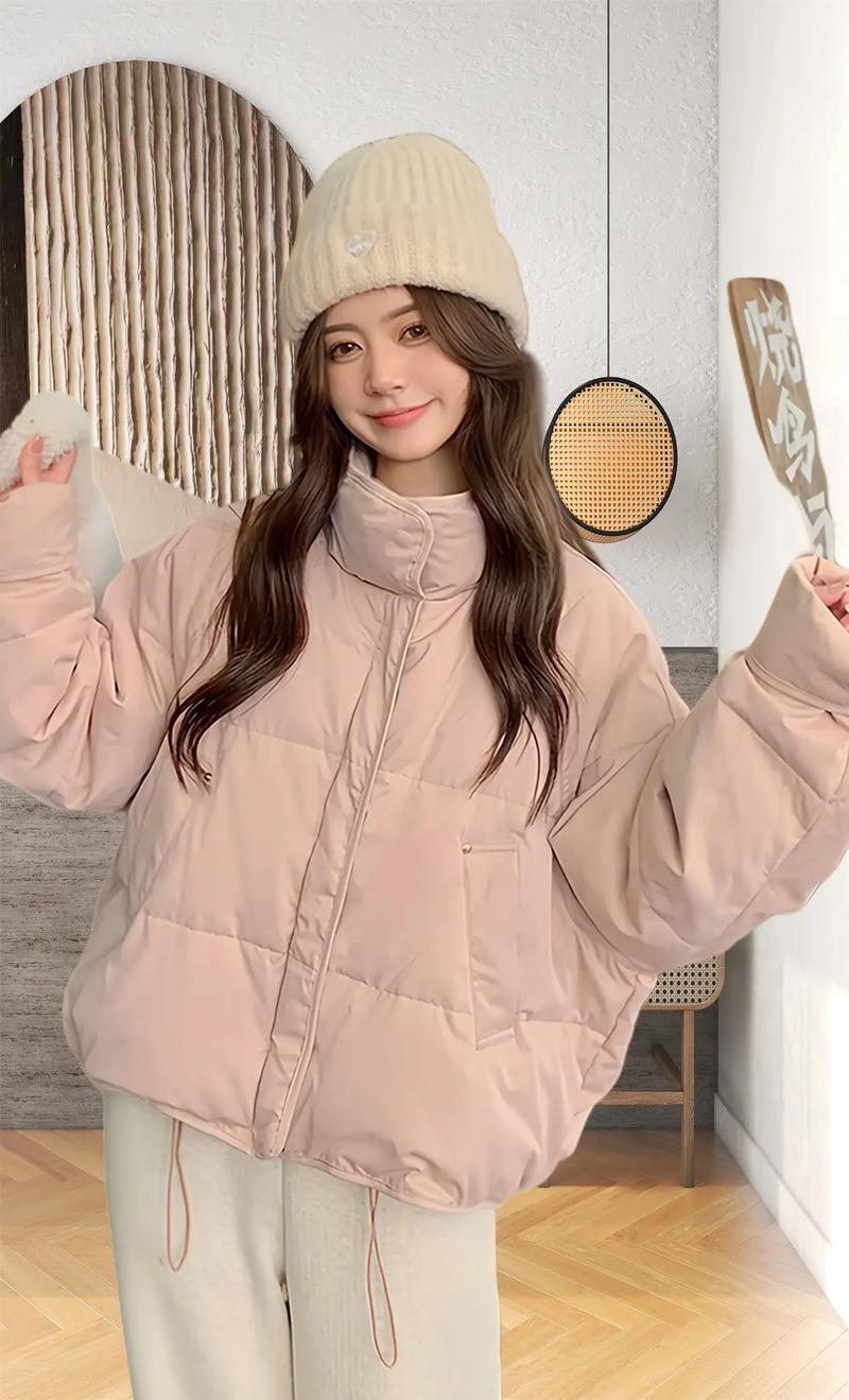 粉色短款亮皮羽绒服怎么搭配