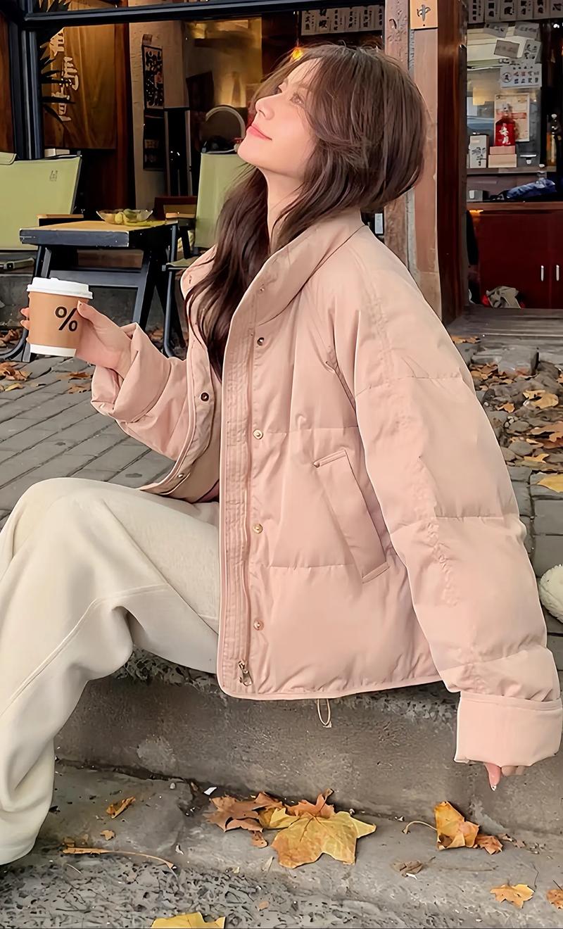 粉色短款亮皮羽绒服怎么搭配