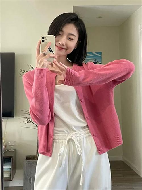 粉色短毛衣外套怎么搭配