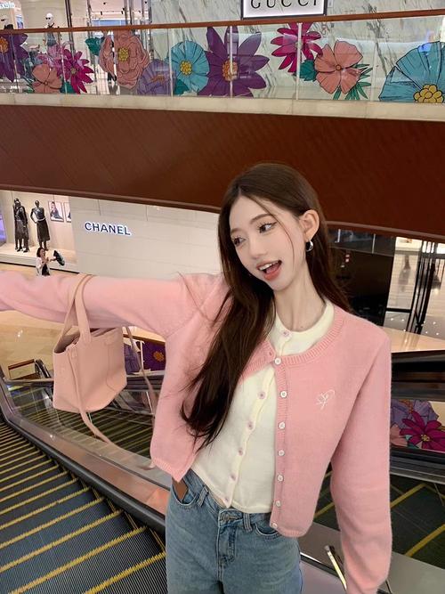 粉色短毛衣外套怎么搭配