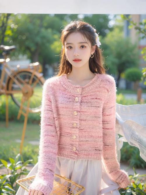 粉色短毛衣外套怎么搭配