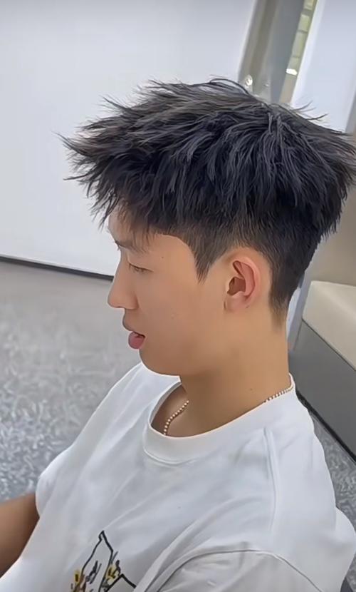 头发短适合什么发型男