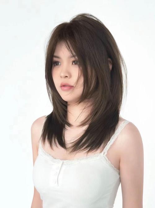 肩膀宽适合什么发型