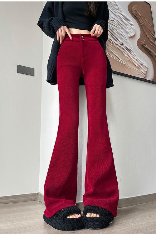 红色细条绒裤怎么搭配