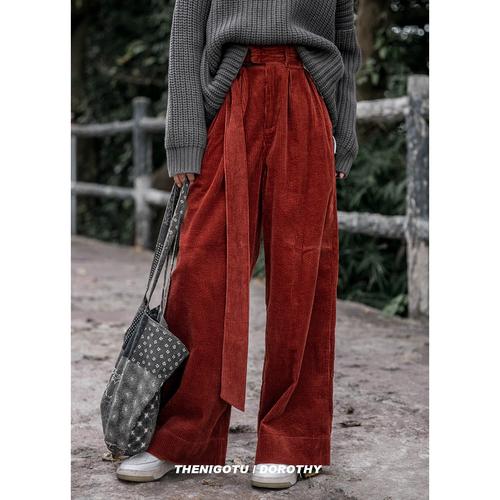 红色细条绒裤怎么搭配