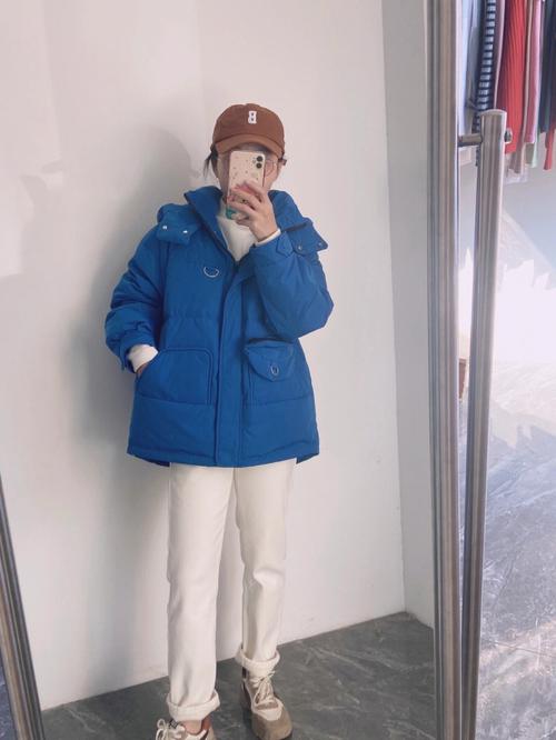 蓝色中款修身羽绒服怎么搭配