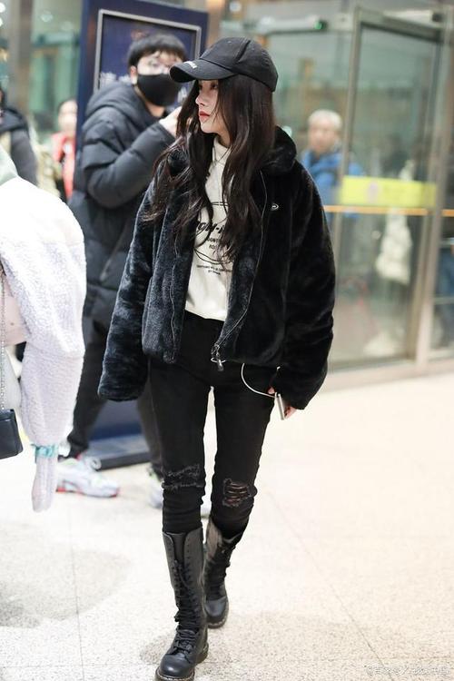 黑色羽绒怎么搭配打底衫