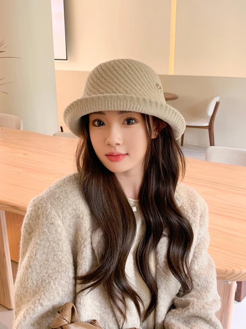 亮色帽子怎么搭配