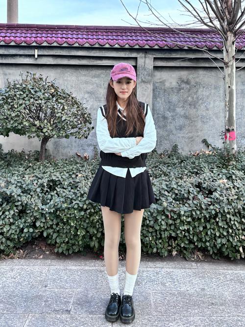 亮色帽子怎么搭配