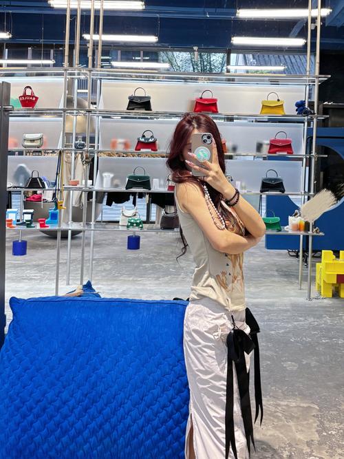 亮色帽子怎么搭配