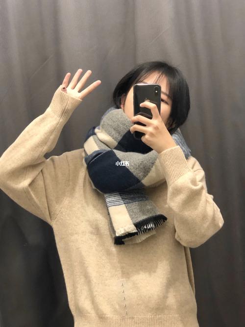蓝白围巾怎么搭配