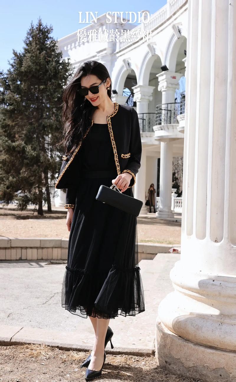 秋冬黑色长纱裙怎么搭配上衣