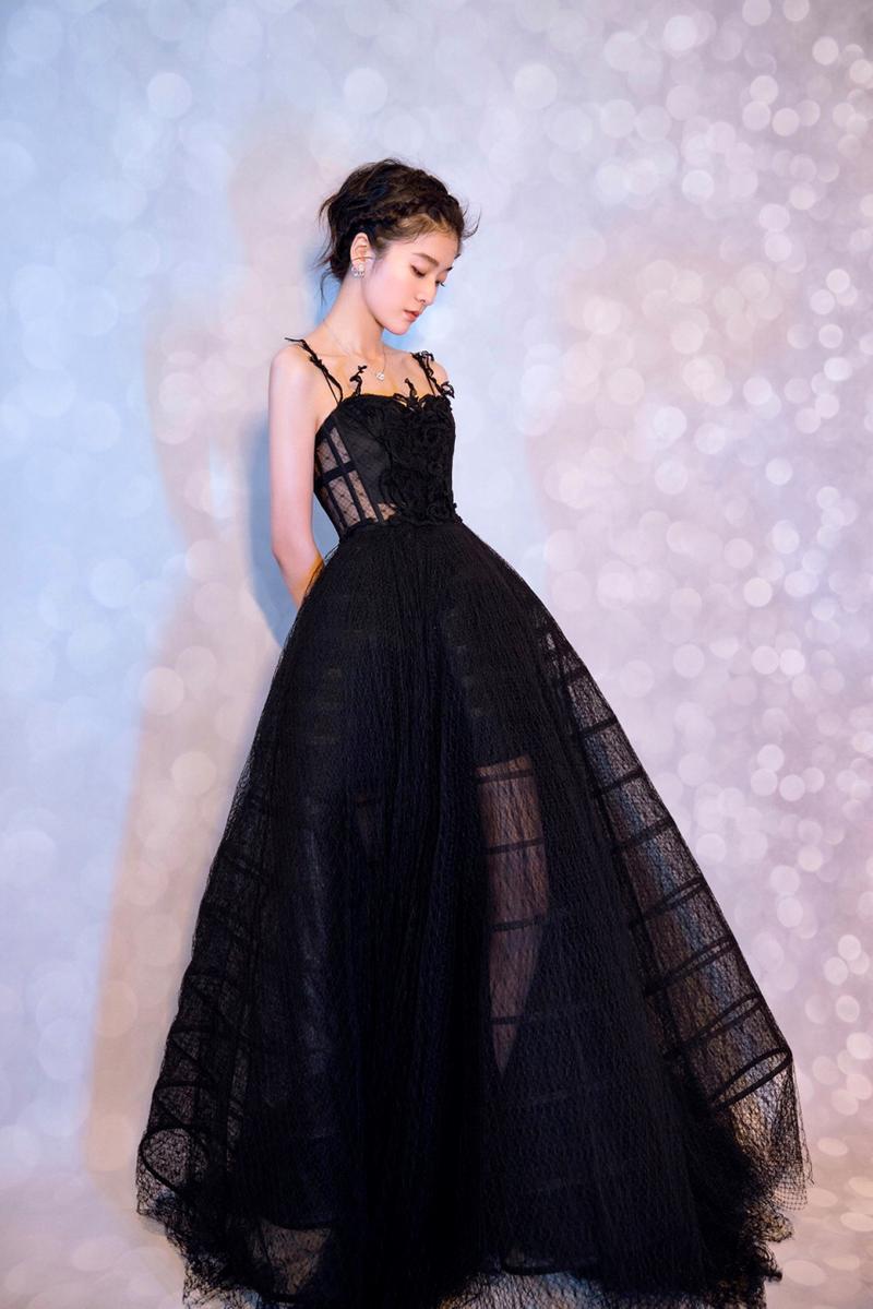 秋冬黑色长纱裙怎么搭配上衣