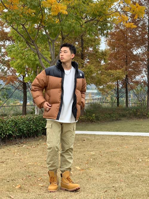 cat大黄靴怎么搭配衣服冬