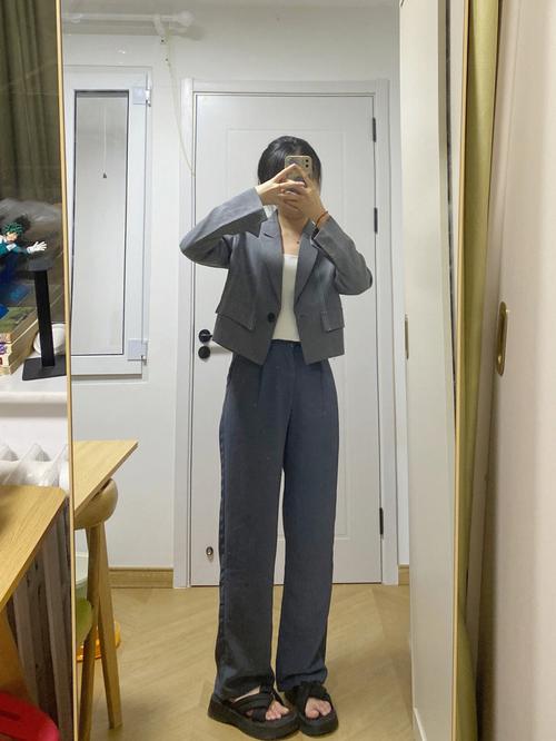 短的小西装怎么搭配