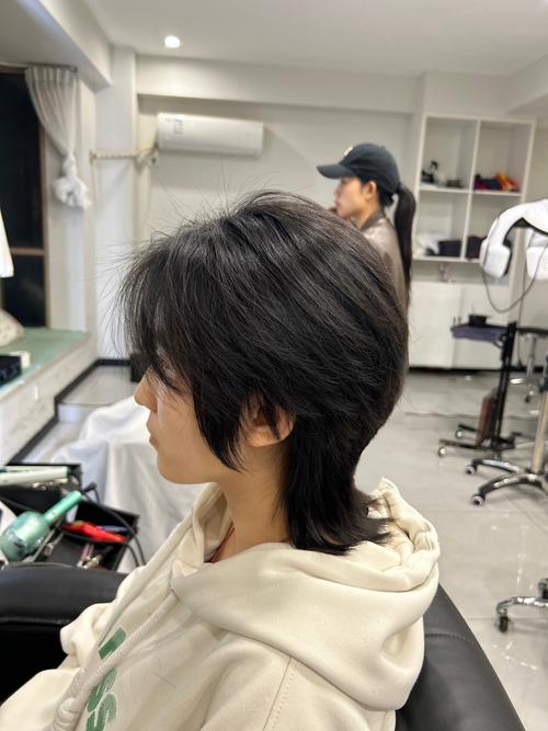 狼头发型怎么搭配衣服