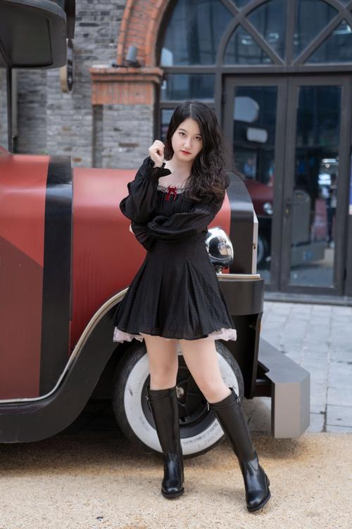 过膝靴子怎么搭配衣服学生