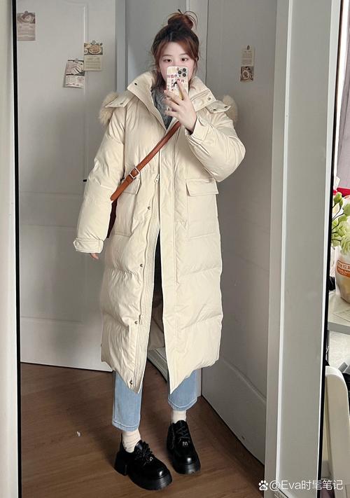 米色亮面羽绒服怎么搭配