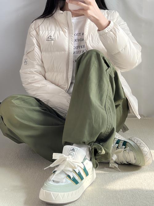 米色亮面羽绒服怎么搭配