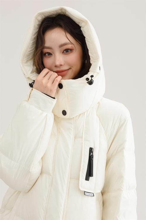 米色亮面羽绒服怎么搭配