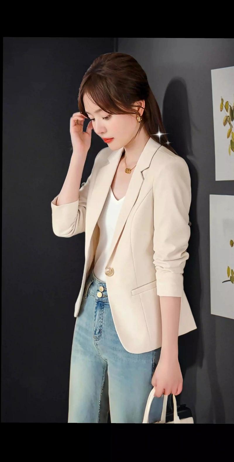 米白色的小西装里面怎么搭配