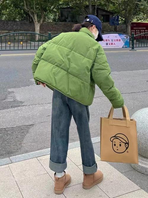 绿色短款羽绒服怎么穿着搭配