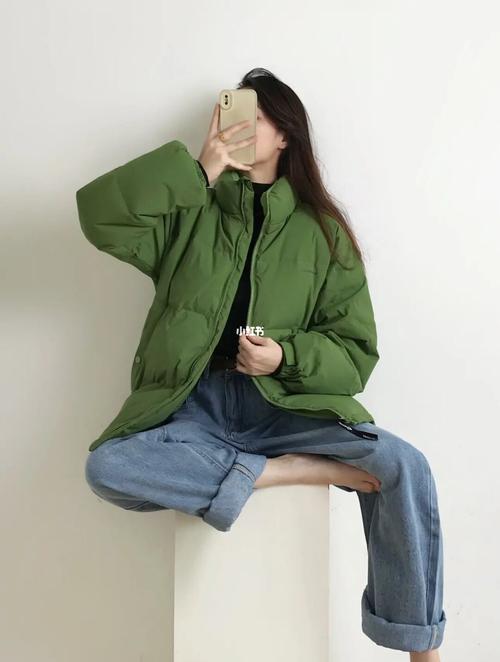 中长浅绿色羽绒服怎么搭配