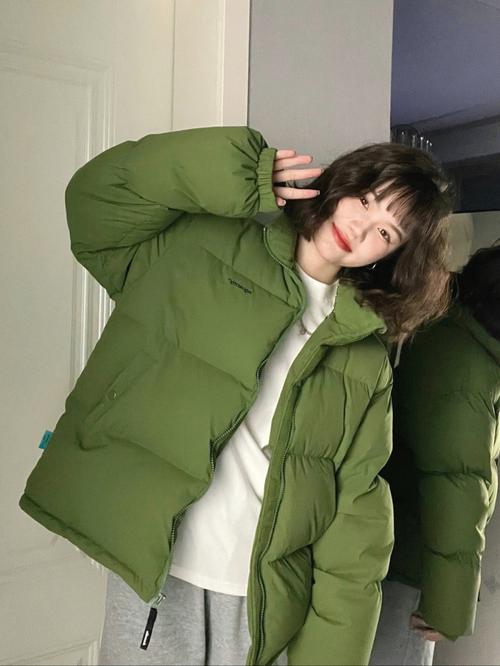 中长浅绿色羽绒服怎么搭配