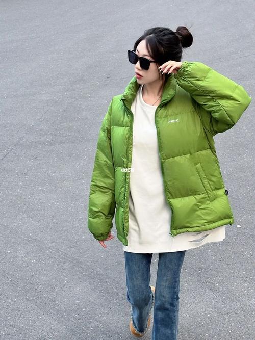 淡绿色长款羽绒服怎么搭配好看