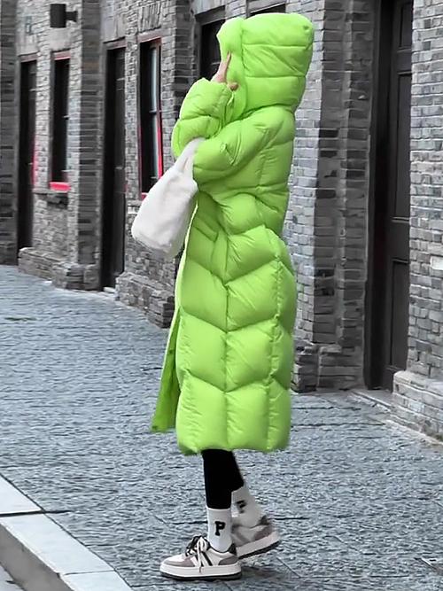 淡绿色长款羽绒服怎么搭配好看