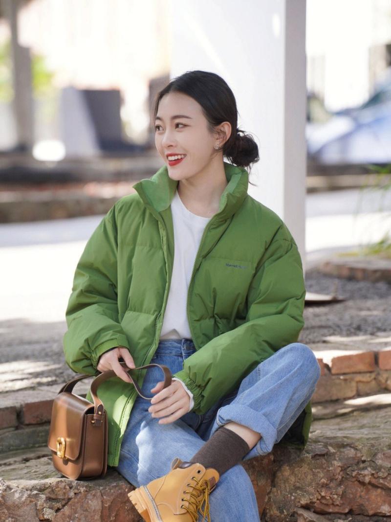 淡绿色长款羽绒服怎么搭配好看