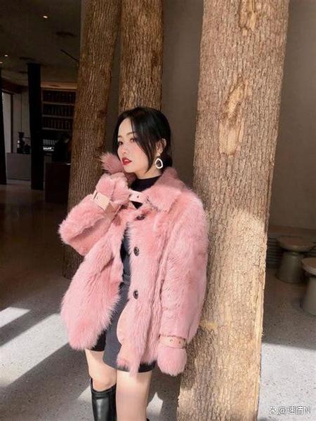 肉粉色短款皮草怎么搭配好看