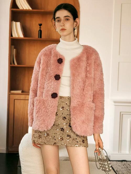 肉粉色短款皮草怎么搭配好看