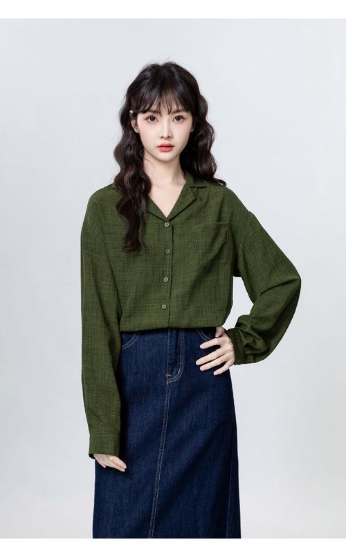 深绿衬衣怎么搭配