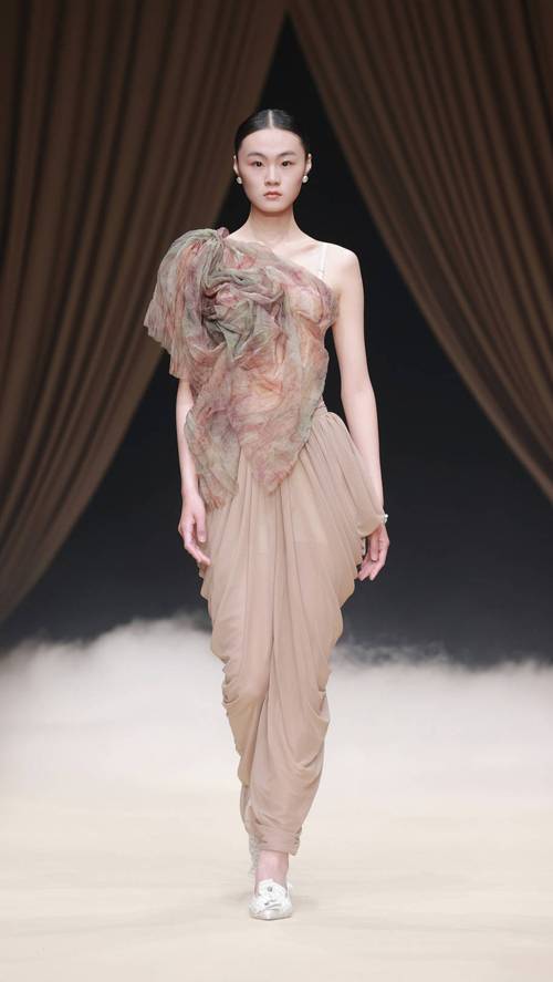 2025最新时装周妆容