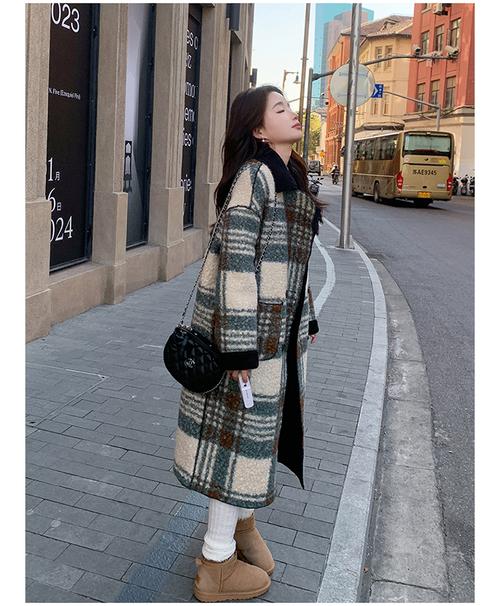 花格子呢料中长款大衣怎么搭配