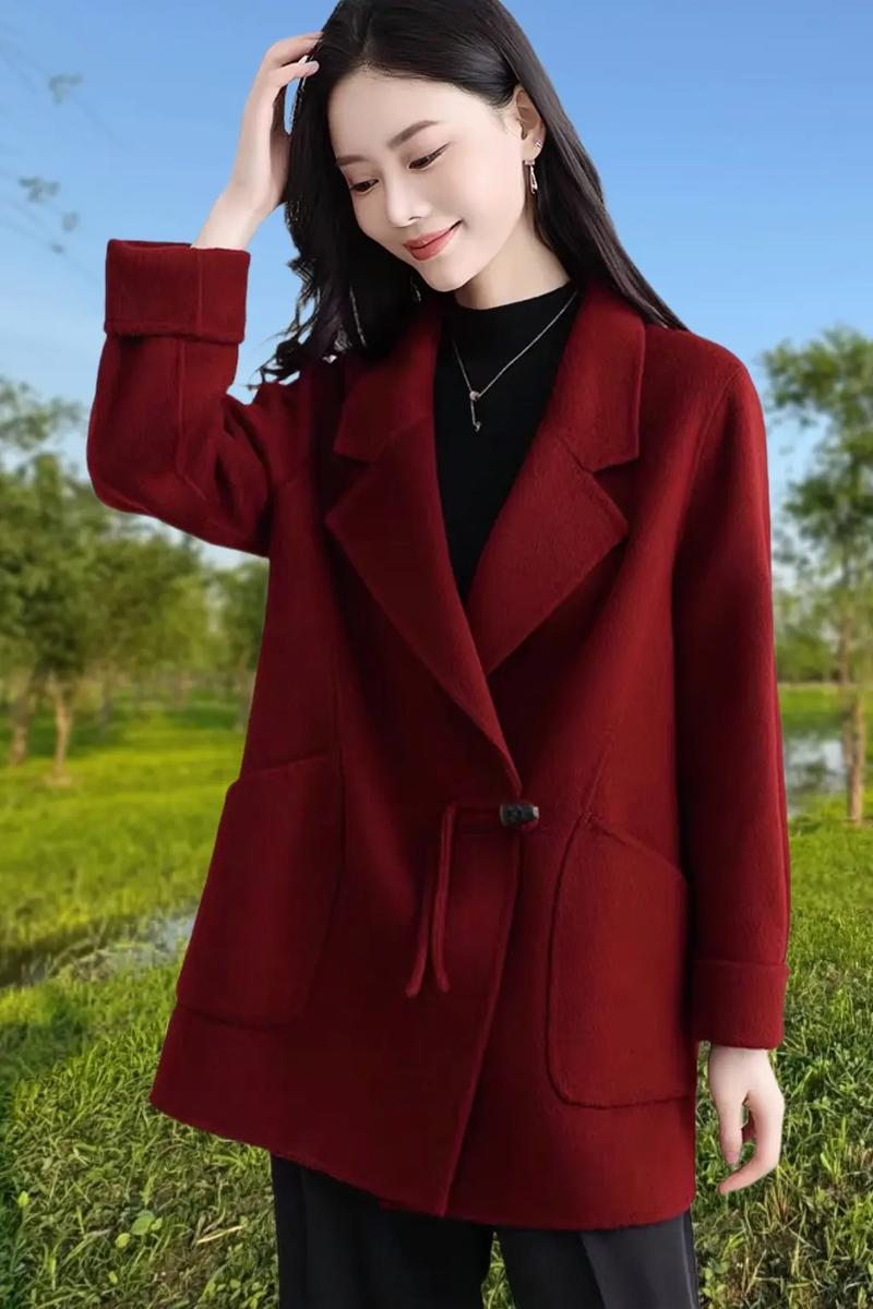 红色中长款大衣怎么搭配鞋子