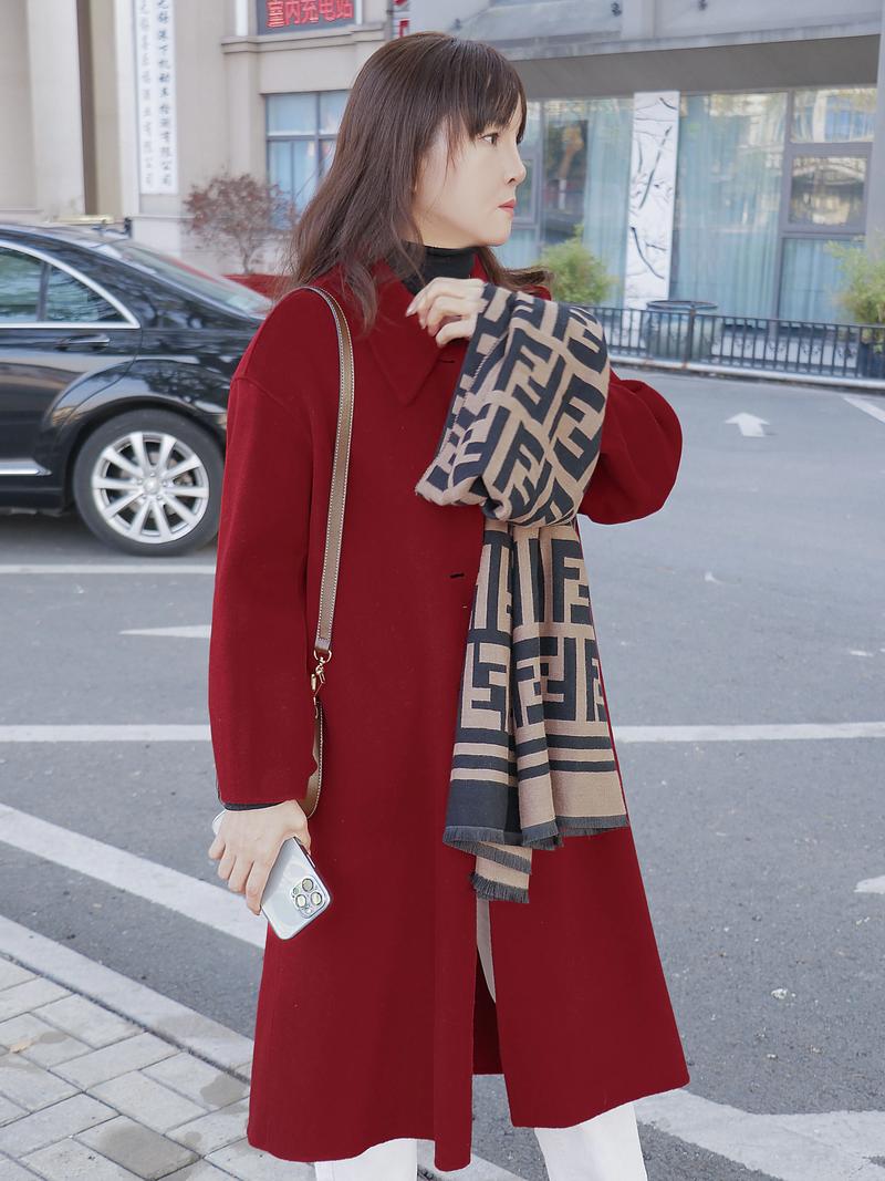 红色中长款大衣怎么搭配鞋子