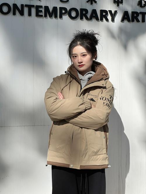 卡其色中长棉衣怎么搭配好看