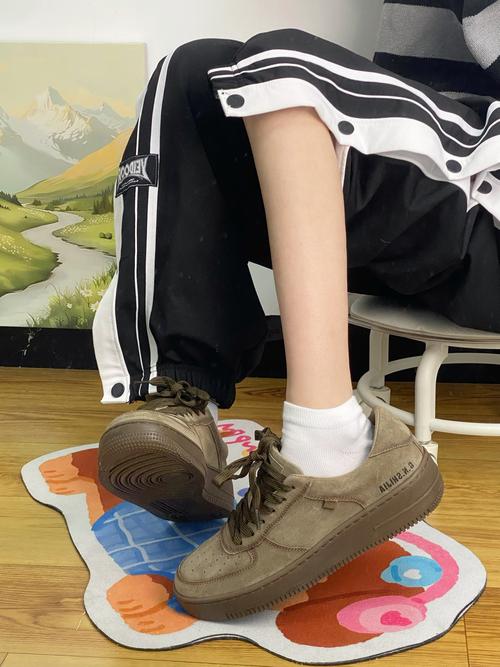 驼色鞋子配什么裤子