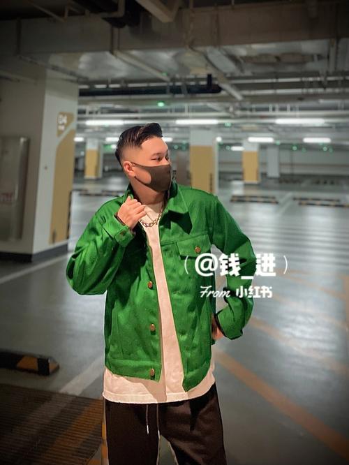草绿色牛仔外套怎么搭配