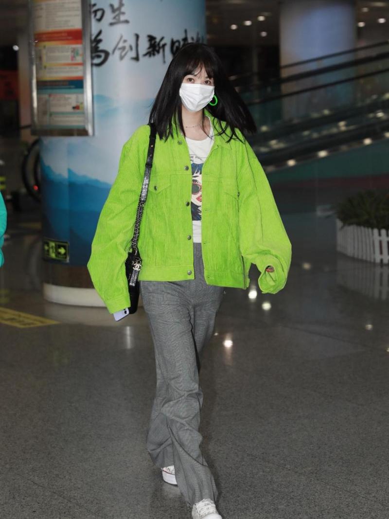 草绿色牛仔外套怎么搭配