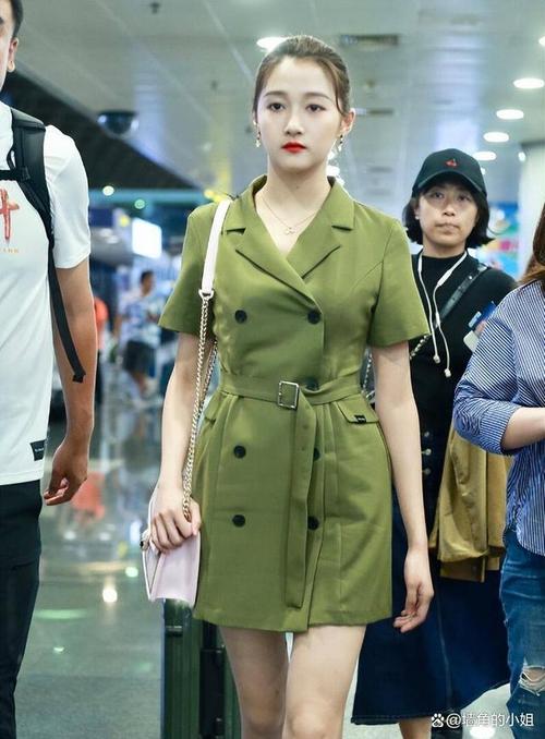 军绿色呢子大衣怎么搭配裤子